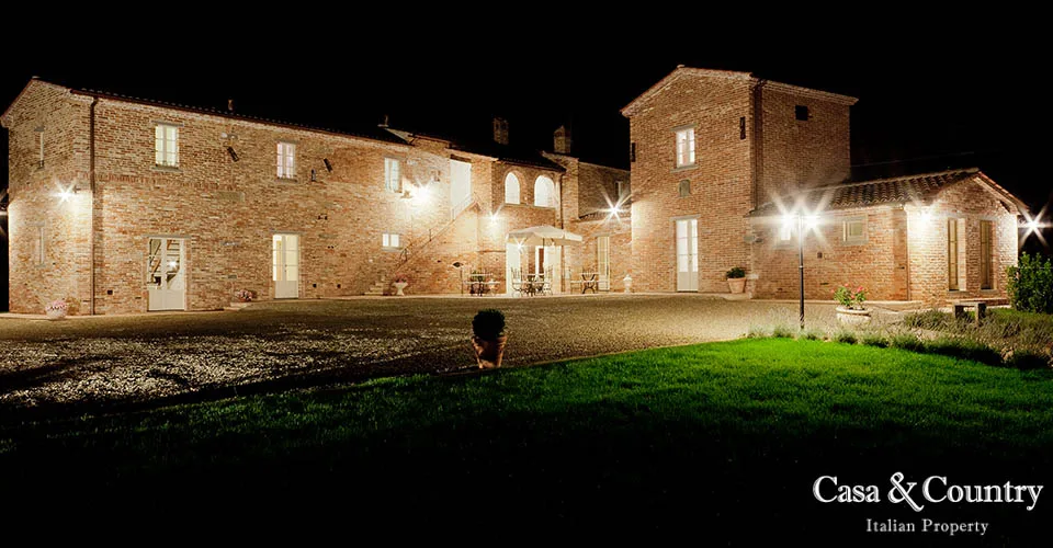 8 bed  For Sale in Val Di Chiana, 
