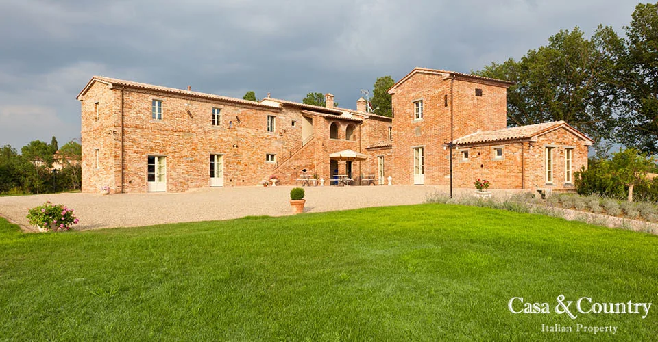 8 bed  For Sale in Val Di Chiana,  - photo 2