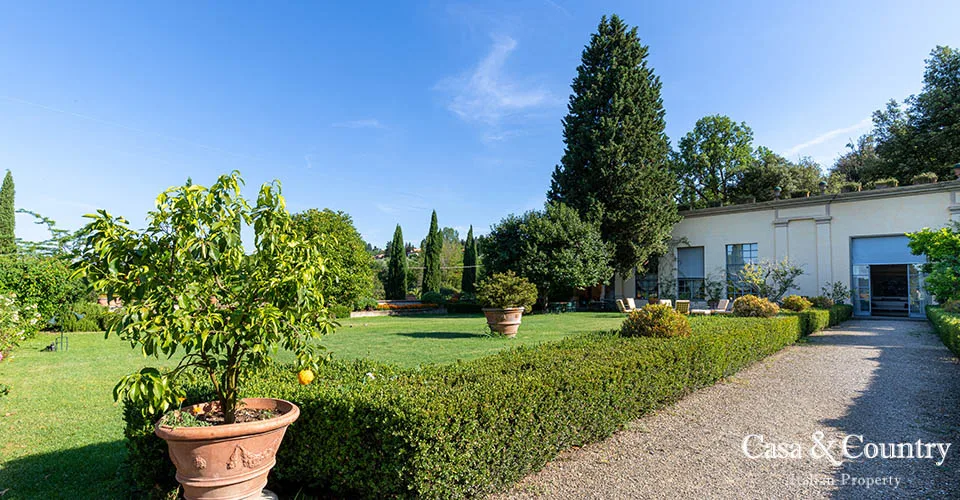 8 bed  For Sale in Florence,  - 2