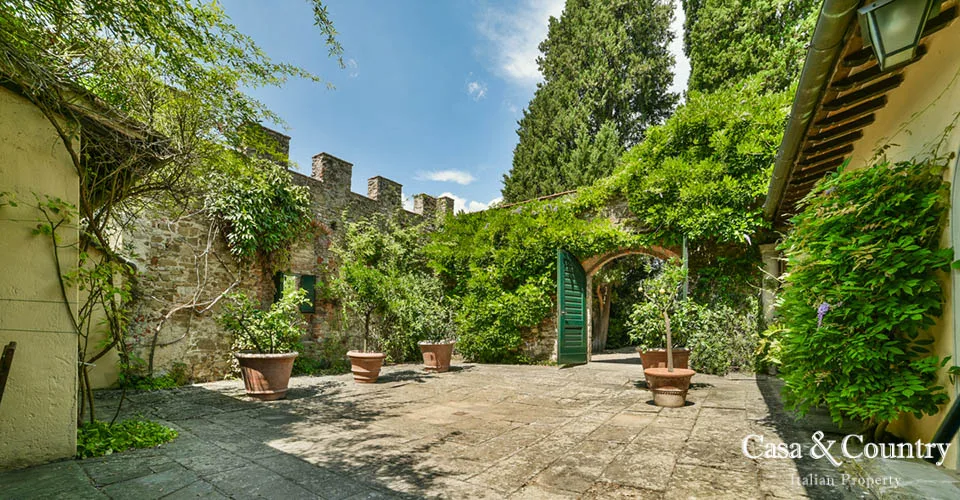 7 bed  For Sale in Florence,  - photo 2